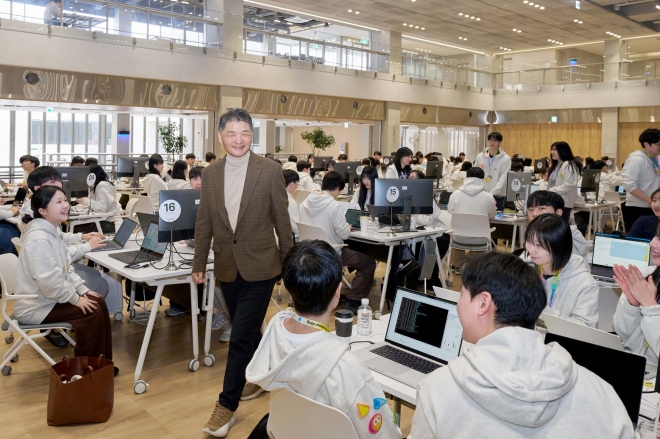 김범수 카카오 미래이니셔티브센터장이 지난 15일 경기 용인시 카카오 AI캠퍼스에서 진행 중인 2026년 그룹 신입 공채 교육 현장을 찾아 신입 크루과 인사를 나누고 있다.카카오 제공