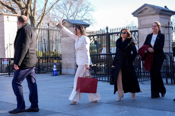 베네수엘라 야당 지도자 마리아 코리나 마차도가 15일(현지시간) 미국 워싱턴DC 백악관에서 도널드 트럼프 대통령과 회담을 마친 뒤 펜실베이니아 애비뉴에서 지지자들에게 손을 흔들고 있다.워싱턴DC AP 연합뉴스