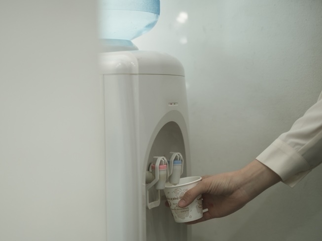 사무실에서 흔히 볼 수 있는 정수기가 우리가 생각하는 것보다 훨씬 더 더럽고,<a href=