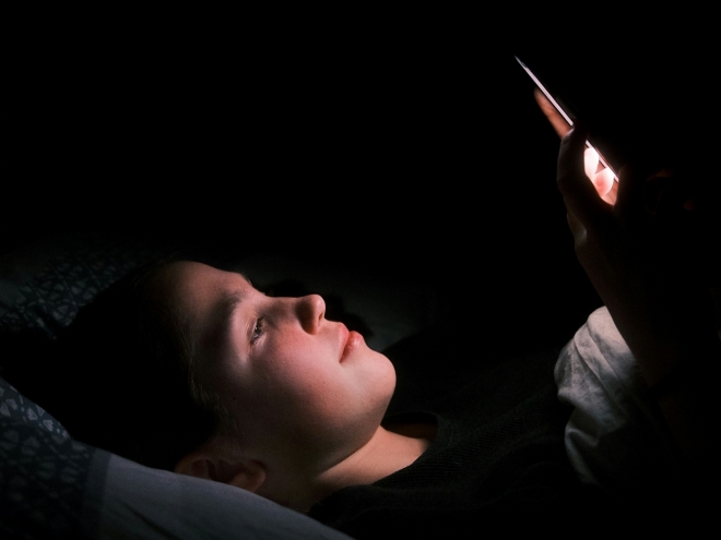 숙면이 필요한 심야 시간대에 TV나 스마트폰 화면,형광등에서 나오는 빛에 노출되면 심혈관질환 위험이 커질 수 있다는 해외 연구 결과가 나왔다.언스플래쉬