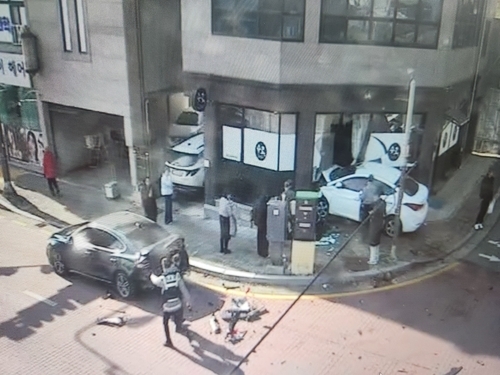 17일 충남 공주시 신관동 삼거리에서 발생한 승용차의 인도 돌진 사고 현장 모습.2026.1.17 독자 제공 연합뉴스