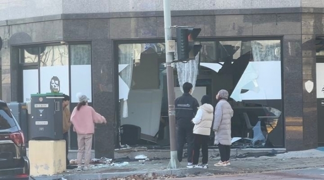 17일 충남 공주시 신관동 삼거리에서 발생한 승용차의 인도 돌진 사고 현장 모습.2026.1.17 공주소방서 제공