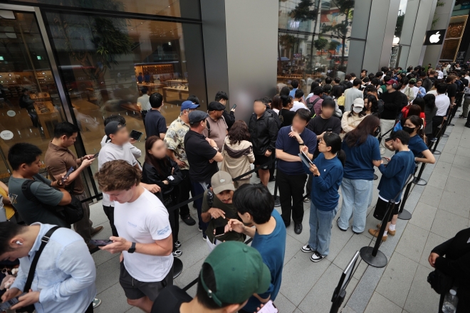 아이폰17 시리즈 공식 출시일인 지난해 9월 서울의 한 애플 매장 앞에서 시민들이 구매를 위해 줄을 서 있다.연합뉴스 자료사진