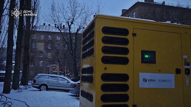 11일(현지시간) 우크라이나 비상사태청은 수도 키이우 아파트 단지 내에 한국이 지원한 발전기를 설치했다고 밝혔다.앞서 박기창 주우크라이나 대사는 지난해 8월 우크라이나 비상사태청을 방문해 수송버스 3대와 중소형 발