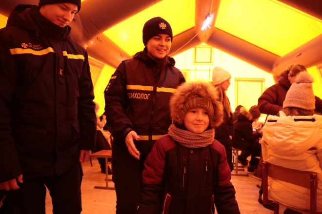 11일(현지시간) 우크라이나 비상사태청은 수도 키이우 아파트 단지 내에 한국이 지원한 발전기를 설치했다고 밝혔다.앞서 박기창 주우크라이나 대사는 지난해 8월 우크라이나 비상사태청을 방문해 수송버스 3대와 중소형 발