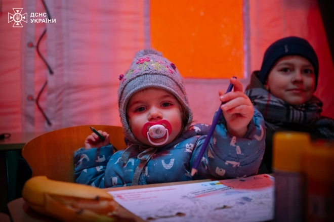 11일(현지시간) 우크라이나 비상사태청은 수도 키이우 아파트 단지 내에 한국이 지원한 발전기를 설치했다고 밝혔다.앞서 박기창 주우크라이나 대사는 지난해 8월 우크라이나 비상사태청을 방문해 수송버스 3대와 중소형 발