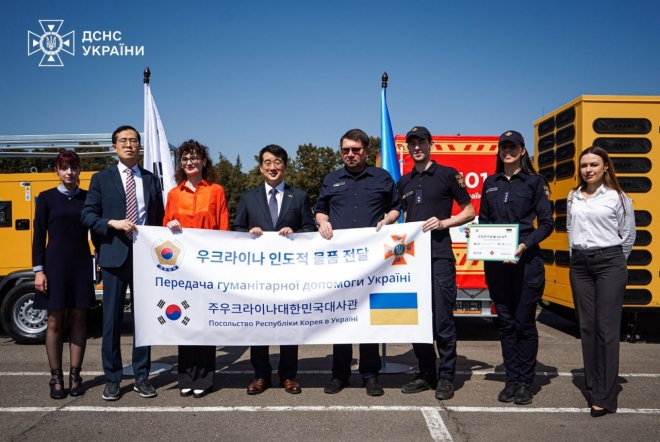 11일(현지시간) 우크라이나 비상사태청은 수도 키이우 아파트 단지 내에 한국이 지원한 발전기를 설치했다고 밝혔다.앞서 박기창 주우크라이나 대사는 지난해 8월 우크라이나 비상사태청을 방문해 수송버스 3대와 중소형 발