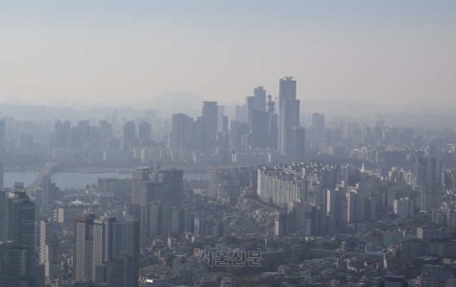 서울 남산에서 바라본 시내 전경.초미세먼지로 뿌옇게 흐려져 있다.사진은 기사 내용과 직접적 관련 없음.2025.12.1.도준석 전문기자