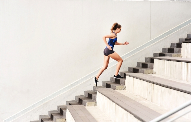 계단 오르는 여성 자료사진.123rf.com