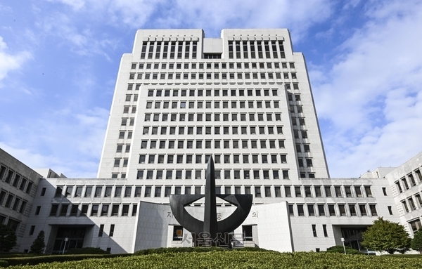 대법관 후보추천위원회는 21일 회의를 열고 이재명 정부가 임명하는 첫 대법관 후보를 김민기·박순영·손봉기·윤성식 판사로 압축했다.사진은 20일 서울 서초구 대법원의 전경.이지훈 기자