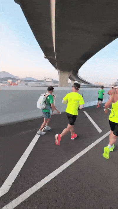 홍콩에서 열린 국제 마라톤 대회에서 한 남성이 신생아를 안은 채 달리다 퇴장당하고 경찰 조사까지 받는 사건이 발생했다.유튜브 영상 갈무리