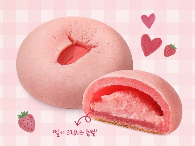 파리바게뜨가 최근 출시한 신제품 ‘베리 쫀득볼’ 중 일부 매장에서 만들어진 제품이 여성 신체부위를 연상케 한다는 반응이 온라인상에서 나오고 있다. 사진은 파리바게뜨 ‘베리 쫀득볼’ 홍보 이미지. 파리바게뜨 인스타그램