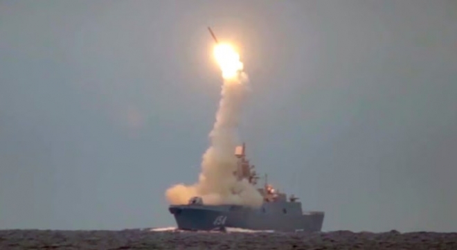 지난 2022년 지르콘 극초음속 미사일을 시험발사 하는 러시아 군함의 모습.자료사진