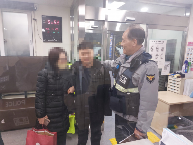 국정원 사칭하는 범죄조직에 속을 뻔한 20대 남성의 은퇴 앞둔 제주경찰의 도움으로 위기의 순간을 탈출했다.사진은 아들과 엄마가 연동지구대를 찾아 감사의 마음을 전하고 있는 모습.제주경찰청 제공