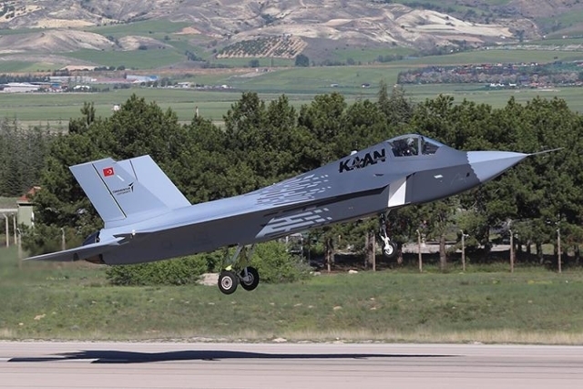 튀르키예가 개발 중인 5세대 전투기 칸(KAAN)이 시험 비행을 하고 있다.KF-21 공동개발국인 인도네시아는 이 기종 48대 도입 계약을 체결했지만,계약 이행 단계에서 전력 구성과 관련한 조건을 다시 제시한 것