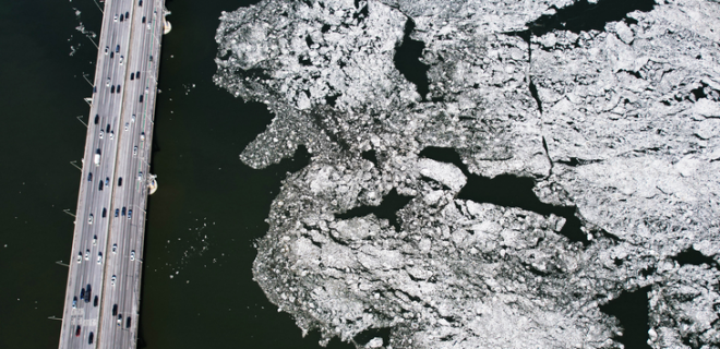 한파가 이어진 25일 경기 김포시 김포대교 일대 한강에 유빙이 떠다니고 있다.홍윤기 기자