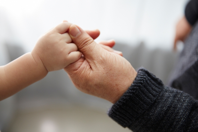 손주를 돌보는 조부모가 우울증에 걸릴 위험이 크게 높아질 수 있다는 연구 결과가 나왔다.황혼 육아 자료사진.아이클릭아트