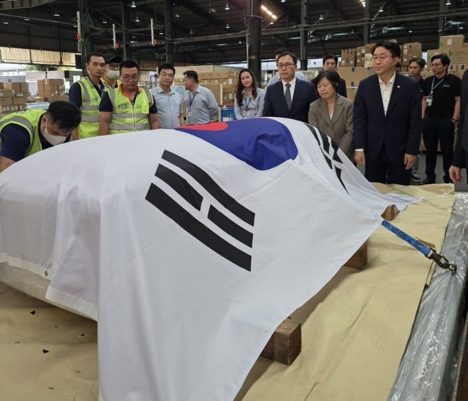 <b>이해찬</b> 전 총리 시신 인천공항 도착…金총리 등 영접