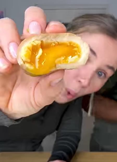 K-드라마, 영화 등에서 자주 노출되며 전 세계적으로 K-푸드가 많은 사랑을 받고 있는 가운데, 최근 미국인들 사이에서 한국의 ‘달걀장’이 인기를 끌고 있는 것으로 알려졌다. 달걀장 레시피를 소개하는 한 유튜버. 유