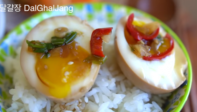 K-드라마, 영화 등에서 자주 노출되며 전 세계적으로 K-푸드가 많은 사랑을 받고 있는 가운데, 최근 미국인들 사이에서 한국의 ‘달걀장’이 인기를 끌고 있는 것으로 알려졌다. 달걀장 레시피를 소개하는 한 유튜버. 유