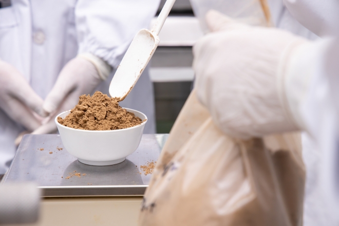 연구소에서 캡슐형 의약품의 품질을 확인하는 모습. 위 사진은 기사 본문과 직접적인 관련 없음. 123rf