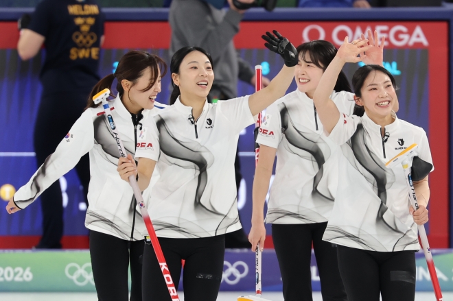 한국 여자 컬링, 스웨덴 격파