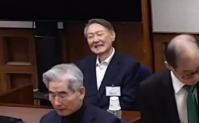 ‘무기징역’ 윤석열, 방청석 “윤 어게인”에 미소