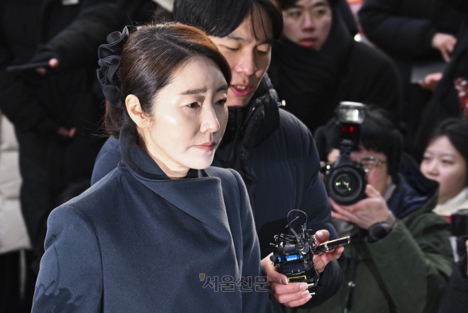 공천헌금 수수 의혹을 받는 무소속 강선우 의원이 20일 서울 마포구 서울경찰청 공공범죄수사대로 출석하고 있다. 2026.1.20 이지훈 기자