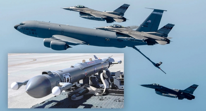 미 공군 KC-135 공중급유기와 F-16 전투기들이 편대를 이루며 비행하고 있다. 아래는 신형 전자전 장비 ‘앵그리 키튼’(Angry Kitten) 포드 모습. 미 공군 제공