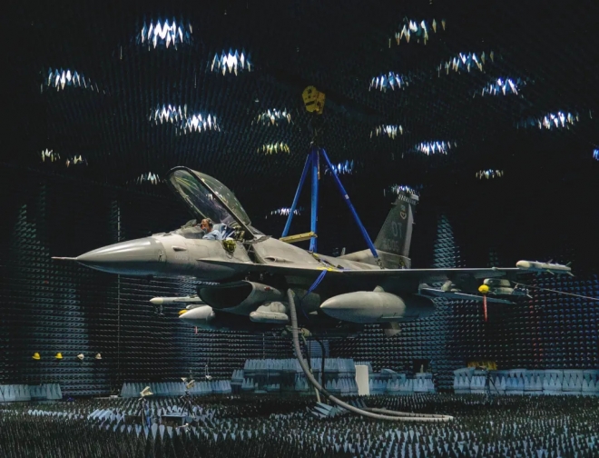 미 공군 F-16 전투기가 무반향실(anechoic chamber)에서 ‘앵그리 키튼’(Angry Kitten) 전자전 포드 시험을 진행하고 있다. 포드는 기체 중앙 하부 장착대에 설치됐다. 미 공군 제공