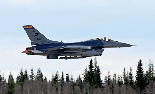 미 공군 주방위군 F-16 전투기가 ‘앵그리 키튼’(Angry Kitten) 전자전 포드를 장착한 채 비행하고 있다. 이 장비는 적 레이더를 교란해 방공망 제압 임무를 지원한다. 미 공군 제공