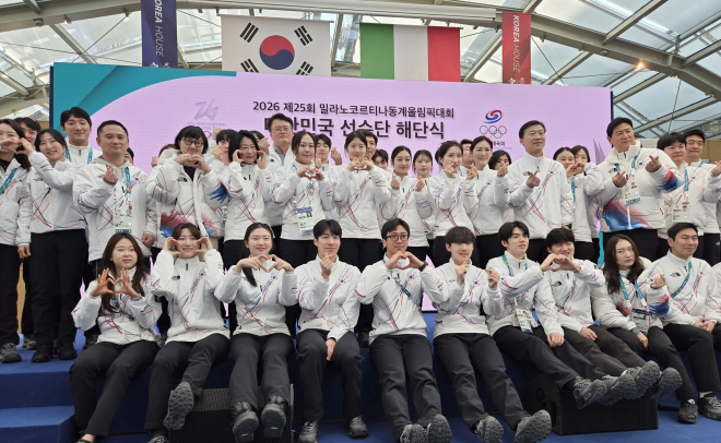 22일(현지시간) 이탈리아 밀라노 코리아하우스에서 열린 2026 밀라노ㆍ코르티나담페초 동계올림픽 대한민국 선수단 해단식에서 유승민 대한체육회장, 이수경 선수단장, 김택수 선수부단장 겸 선수촌장 등 선수들이 기념촬영을