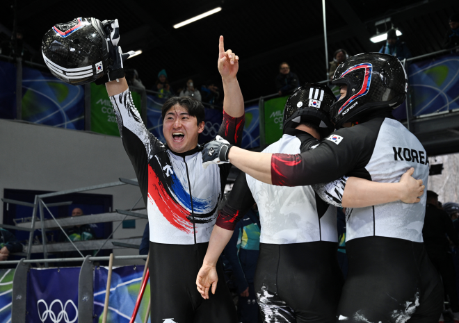 22일(현지시간) 이탈리아 코르티나담페초 슬라이딩 센터에서 열린 2026 밀라노·코르티나담페초 동계올림픽 봅슬레이 남자 4인승 최종 4차런을 마친 대한민국 대표팀(파일럿 김진수, 김형근, 이건우, 김선욱)이 결승선을