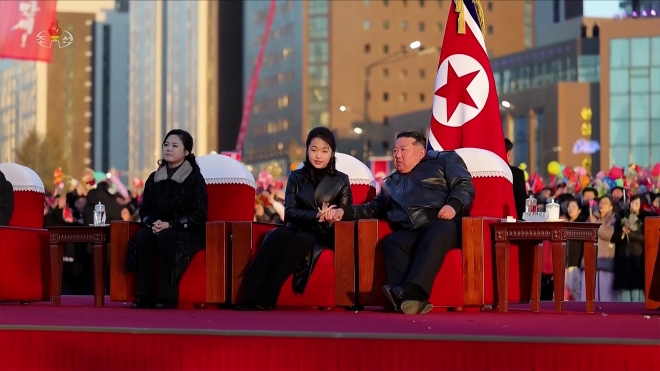 김정은 손 어루만지는 딸 주애 - 김정은 북한 국무위원장이 부인 리설주, 딸 주애와 함께 지난 16일 평양 화성지구 4단계 1만 세대 살림집 준공식 경축공연을 관람하던 중 주애가 김 위원장이 펼친 손을 두 손으로 어