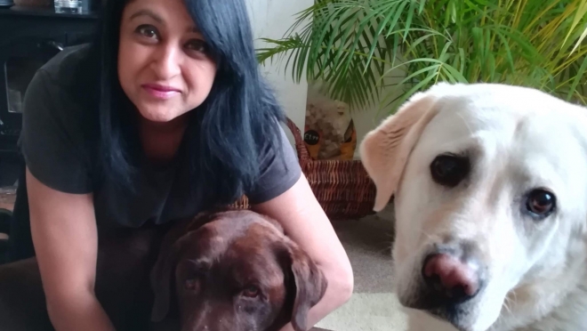 반려견과 놀아준 뒤 패혈증에 걸려 사지를 절단한 영국 여성 만짓 상하. 고펀드미 등 캡처