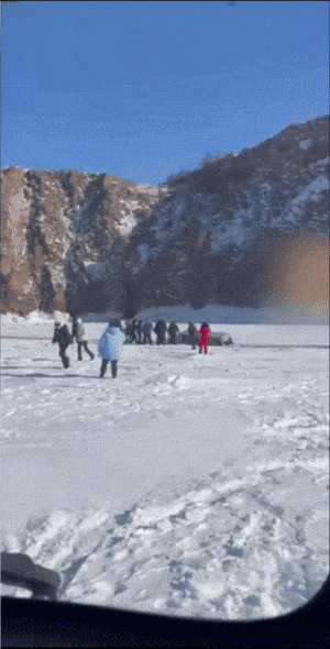 20일(현지시간) 러시아 이르쿠츠크주 바이칼 호수에서 중국인 관광객을 태운 미니버스가 얼음 구멍에 빠져 8명이 사망했다고 타스 통신이 보도했다. 사진은 사고 당시 버스에서 자력으로 탈출하는 관광객과 구조대가 출동한