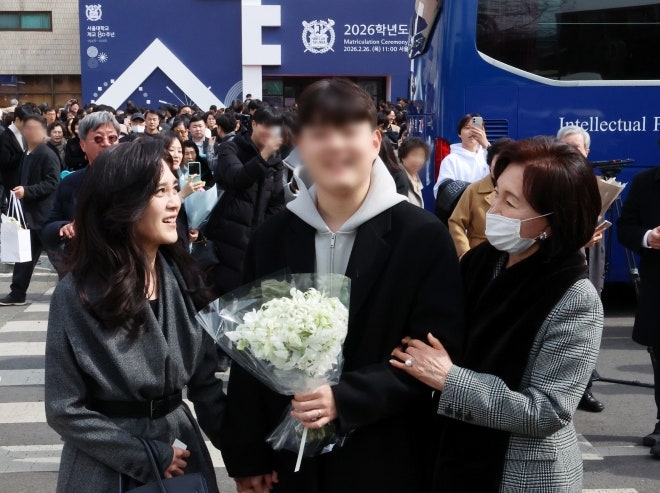 ‘꼭 잡은 손’ 이부진, 아들 임동현군 서울대 입학식 축하… 홍라희 관장 동행 [포착]