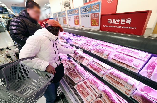 ‘삼겹살·목살 등 국내산 한돈 최대 50% 싸진다‘ - 지난달 26일 오후 서울 이마트 용산점에서 시민들이 이날부터 할인 판매 행사를 시작한 국내산 돼지고기를 구입하고 있다. 3월
