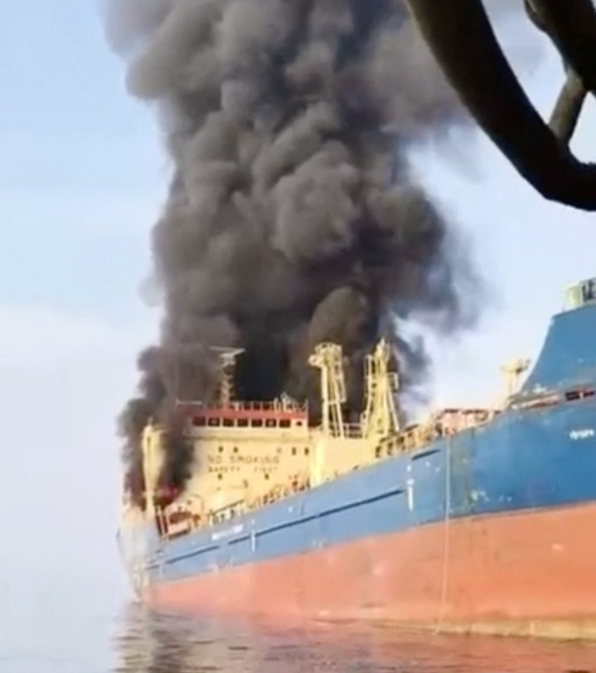 호르무즈 해협 지나던 선박 피격 - 1일(현지시간) 호르무즈 해협 내 이란과 오만의 전략적 요충지인 무산담 반도 인근을 지나던 미국 제재 대상인 팔라우 국적 유조선 ‘스카이라이트호’에서 연기가 솟구치고 있다. 오만