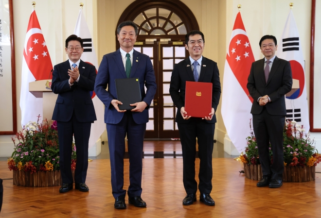 한-싱가포르 SMR 협력에 관한 MOU 체결 - 전대욱 한국수력원자력 사장 직무대행과 푸아 켁 켱 싱가포르 에너지시장청장이 2일 싱가포르 외교부 청사에서 이재명 대통령과 로런스 웡