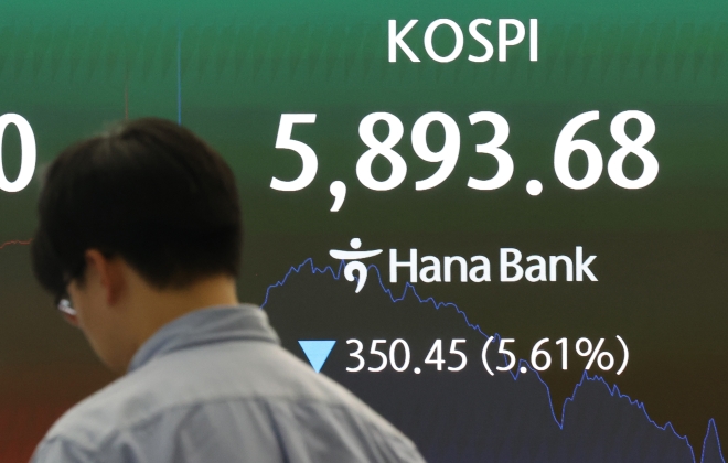 급락장에 코스피 매도 사이드카 발동 - 3일 서울 중구 하나은행 본점 딜링룸에서 딜러들이 업무를 보고 있다. 이날 한국거래소에 따르면 이날 오후 12시 5분 53초께 코스피200선물지수의 변동으로 5분간 프로그램매도