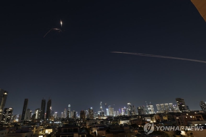 3일 이스라엘 텔아이브 영공에 미사일이 나타난 모습.AFP 연합뉴스
