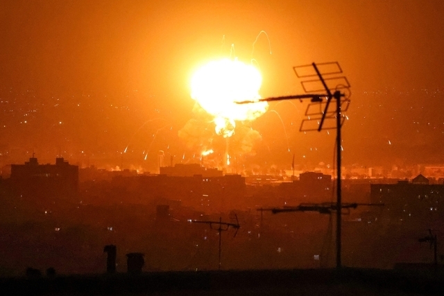 7일 이란 테헤란에서 공습으로 석유저장고가 폭발하면서 거대한 화염이 발생했다.AFP 연합뉴스
