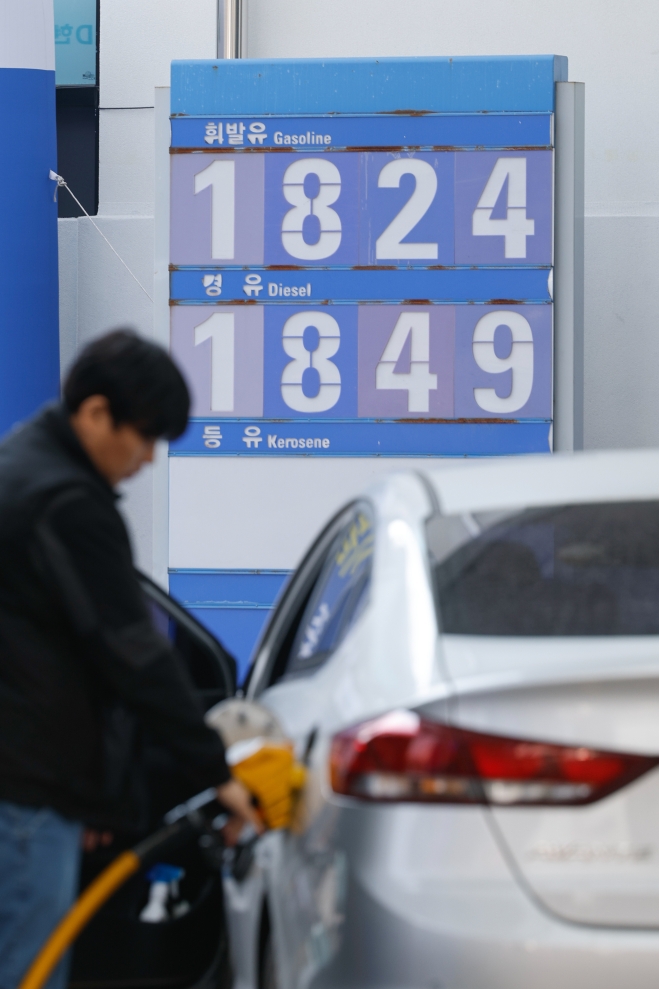 최고가격제 시행 나흘째, 기름값 인하 속도는? - 최고가격제 시행 나흘째인 16일 서울 시내 주유소에 휘발유, 경유 등 유가 정보가 표시돼 있다. 한국석유공사 유가정보시스템 오피넷에 따르면 이날 오후 1시 기준 전국