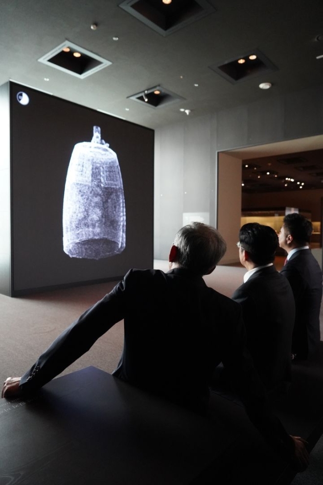 유홍준(왼쪽) 국립중앙박물관장이 방시혁 하이브 의장과 감각전시실을 관람하는 모습. 국립중앙박물관 제공