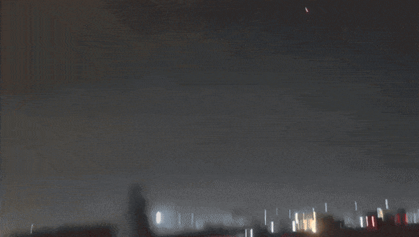 이란이 18일(현지시간) 이스라엘의 가스전 공격에 대한 보복으로 카타르 북부 라스라판 지역 가스 시설을 미사일 공격하고 있다.2026.3.18 타스님통신