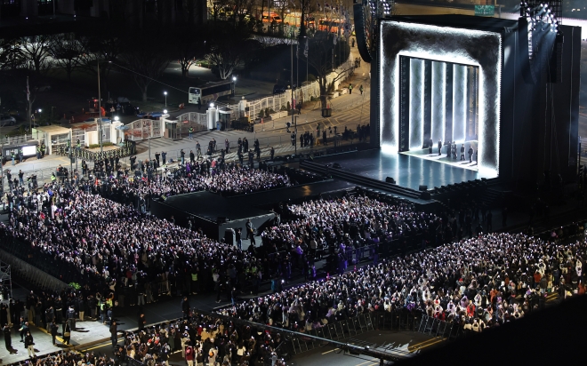 광화문광장 공연 시작하는 BTS - 방탄소년단(BTS)이 21일 서울 종로구 광화문광장에서 컴백을 기념해 ‘BTS 컴백 라이브 : 아리랑’ 공연을 선보이고 있다. 2026.3.21 뉴시스