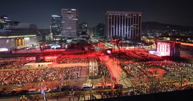 컴백무대 선보이는 BTS - 방탄소년단(BTS)이 21일 서울 종로구 광화문광장에서 컴백을 기념해 ‘BTS 컴백 라이브 : 아리랑’ 공연을 선보이고 있다. 2026.3.21 사진공동취재단