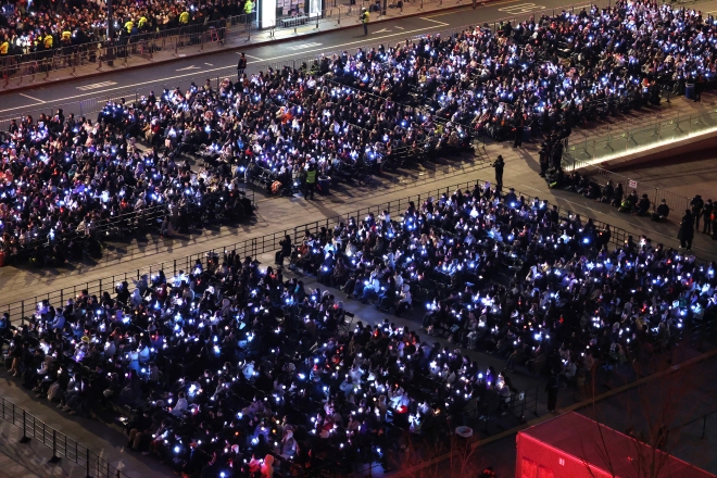 BTS 컴백 라이브: 아리랑 - 아미(BTS 팬덤)와 시민들이 21일 서울 광화문광장 일대에서 방탄소년단(BTS) 컴백 기념 공연인 ‘BTS 컴백 라이브: 아리랑’ 공연을 관람하고 있다. 2026.3.21 뉴스1