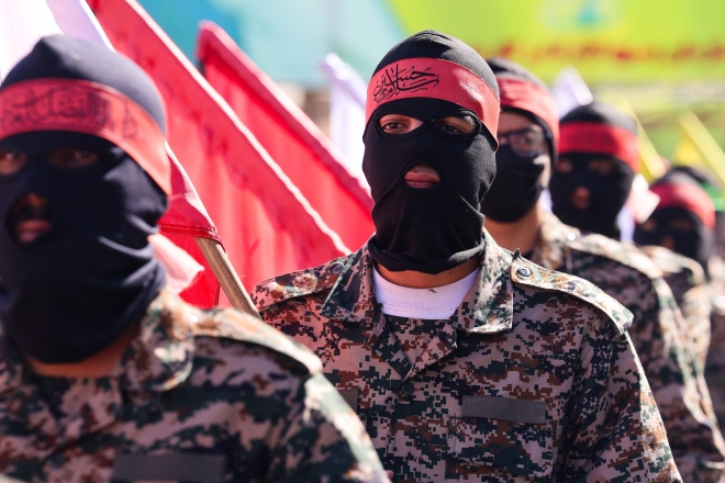 이란 혁명수비대(IRGC) 대원들의 장례 행렬에 참석한 인물들이 지난해 4월 5일(현지시간) 테헤란에서 이동하고 있다.이란은 최근 미국의 지상군 개입 가능성이 거론되자 혁명수비대와 바시즈를 축으로 한 대규모 동원 
